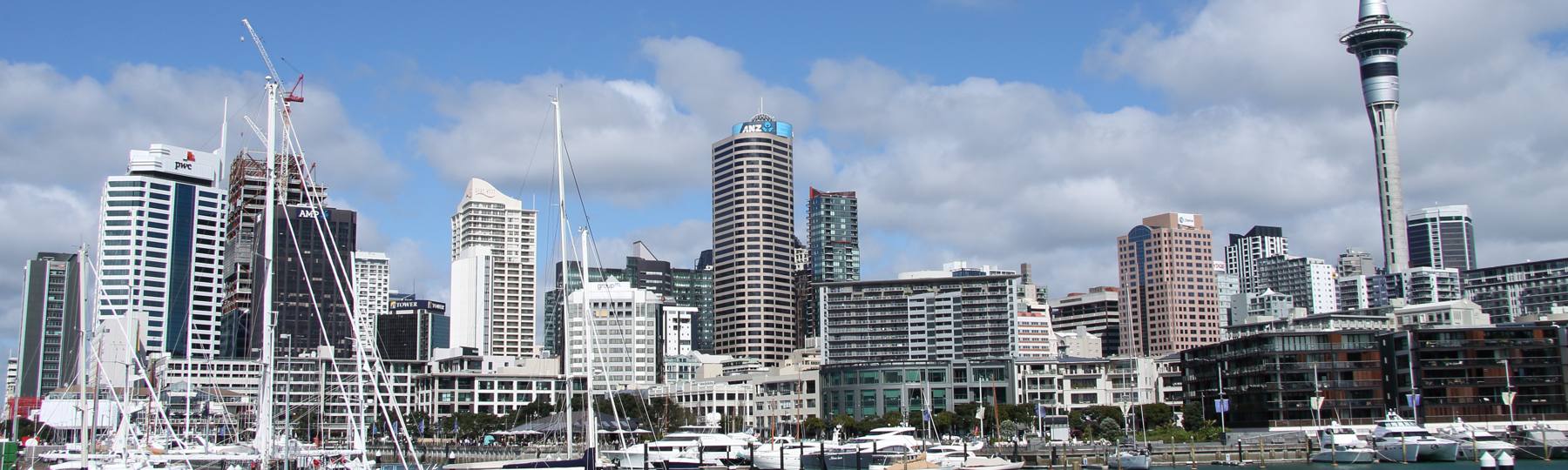 奥克兰 Viaduct Harbour 与市中心天际线